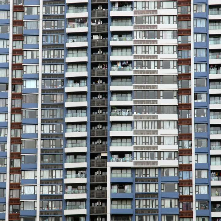 biały i brązowy budynek z betonu puzzle przesuwne online