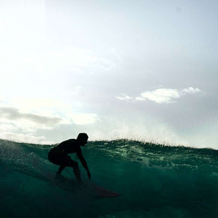 uomo che fa surf sulle onde del mare puzzle online