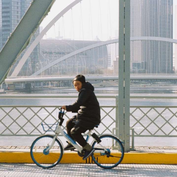 homem de jaqueta preta andando de bicicleta puzzle online