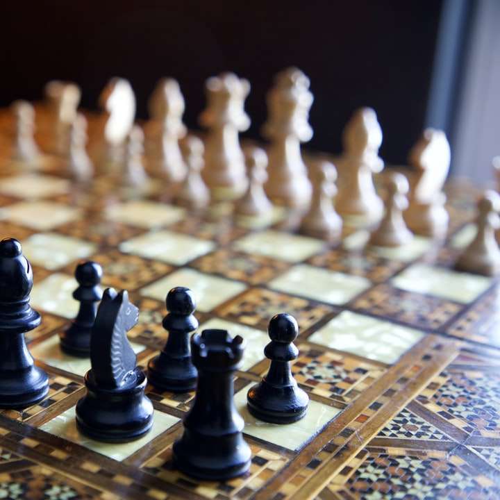 czarny pionek szachowy na szachownicy puzzle przesuwne online