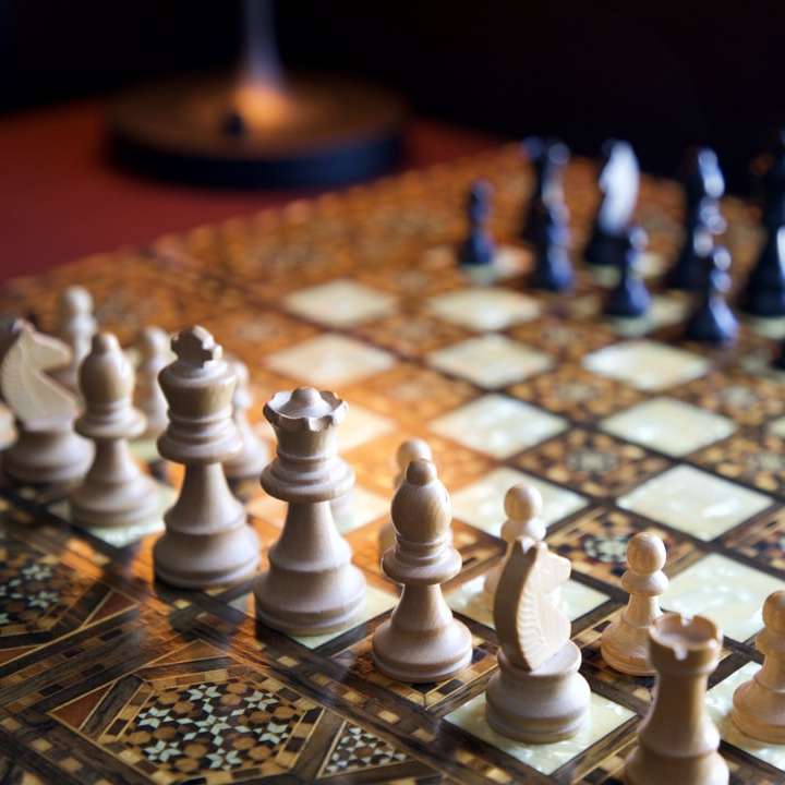 белые шахматные фигуры на шахматной доске раздвижная головоломка онлайн