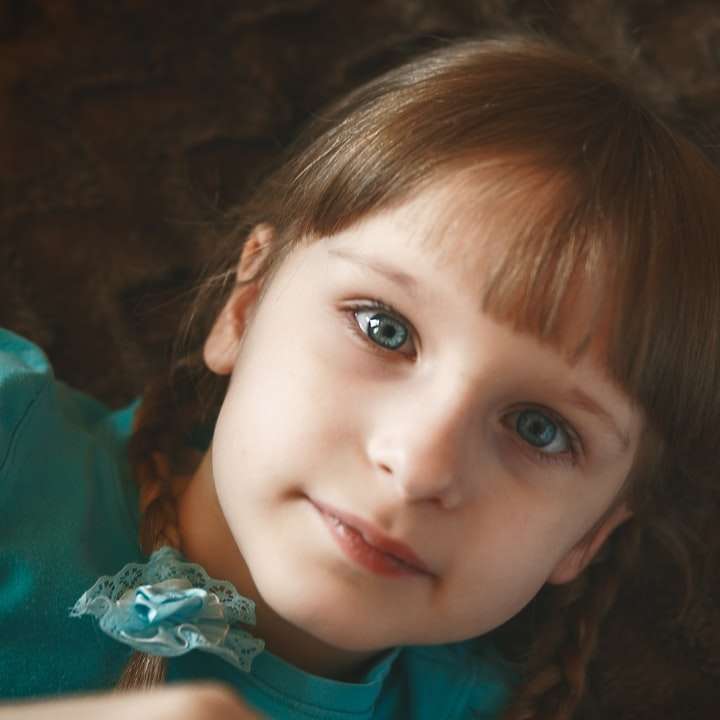 lány zöld ingben, kék szemekkel online puzzle