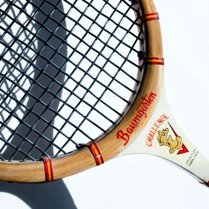 白と茶色のテニスラケット オンラインパズル
