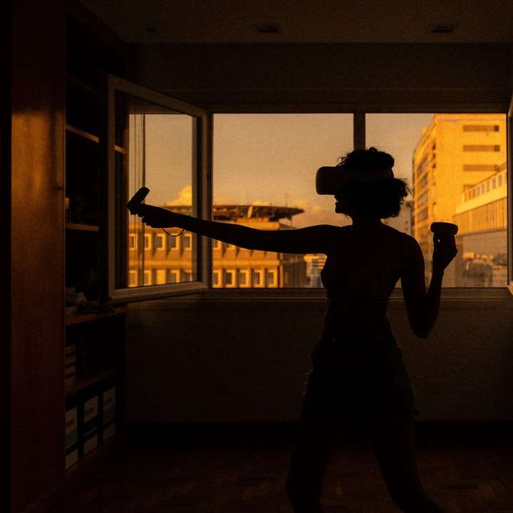 Silhouette des Mannes, der nahe Fenster steht Schiebepuzzle online