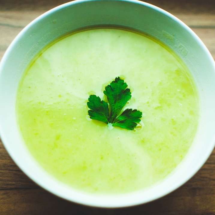 зелена супа в бяла керамична купа онлайн пъзел