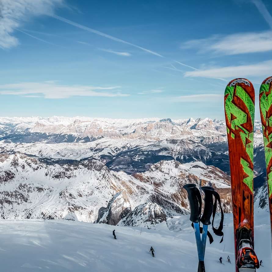Persona con pantalones negros y hojas de esquí de nieve azules. rompecabezas en línea