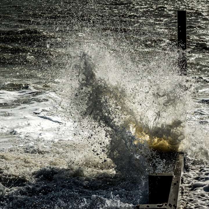 Muelle de madera marrón en el mar durante el día rompecabezas en línea