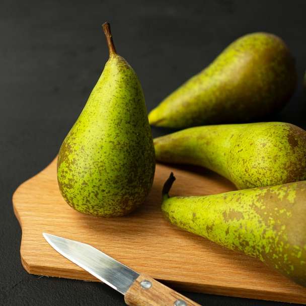 πράσινα φρούτα σε καφέ ξύλινη σανίδα online παζλ
