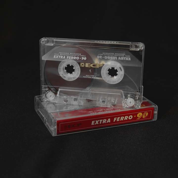 白と赤のカセットテープ オンラインパズル