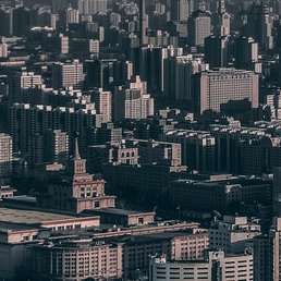 εναέρια θέα των κτιρίων της πόλης κατά τη διάρκεια της ημέρας συρόμενο παζλ online