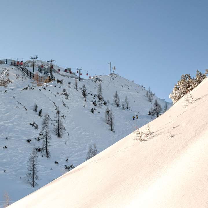 montaña cubierta de nieve durante el día rompecabezas en línea