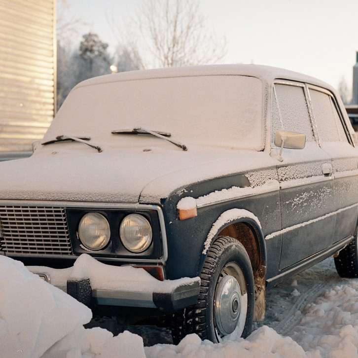 vit bil täckt med snö Pussel online
