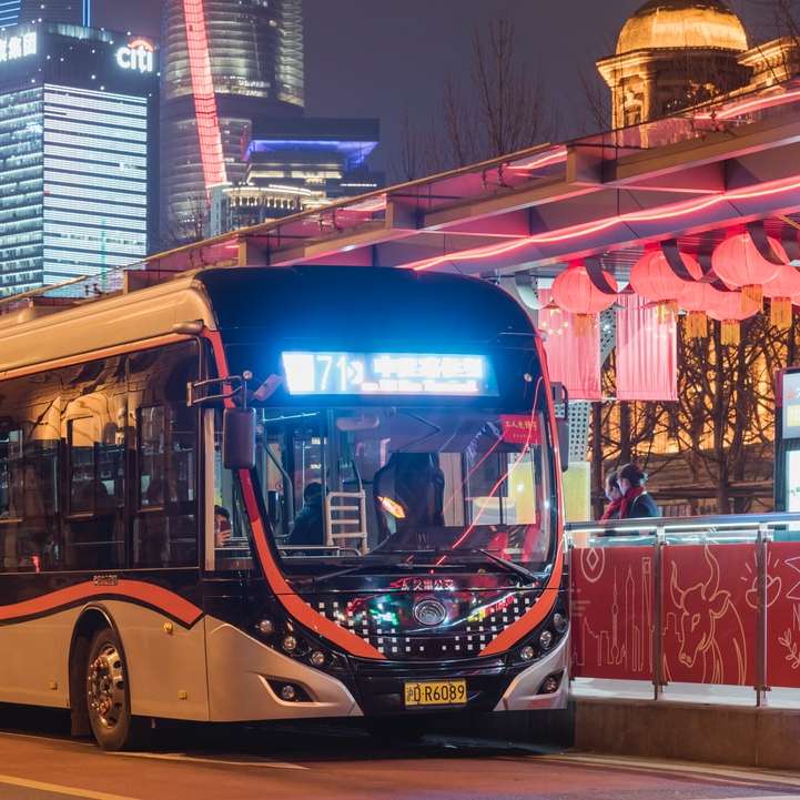 κόκκινο και μπλε διώροφο λεωφορείο στο δρόμο κατά τη διάρκεια της ημέρας online παζλ