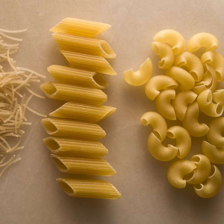 žluté těstoviny na bílém stole posuvné puzzle online