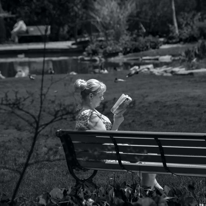 meisje zittend op een bankje in grijswaardenfotografie online puzzel