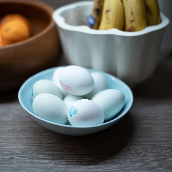 біле яйце на білу керамічну миску онлайн пазл