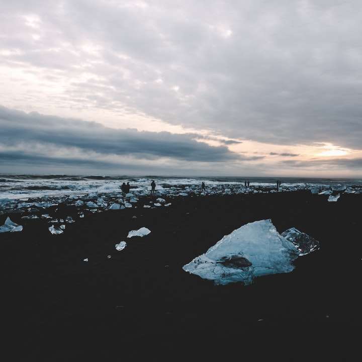 czarno-biała formacja skalna na brzegu morza puzzle online