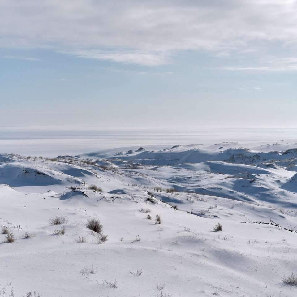 заснежена планина под бели облаци през деня онлайн пъзел