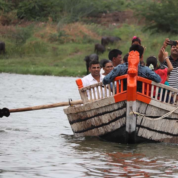 άτομα που οδηγούν με βάρκα στον ποταμό κατά τη διάρκεια της ημέρας συρόμενο παζλ online
