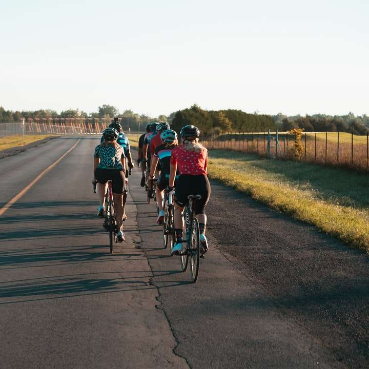 хора, които карат велосипед по пътя през деня плъзгащ се пъзел онлайн