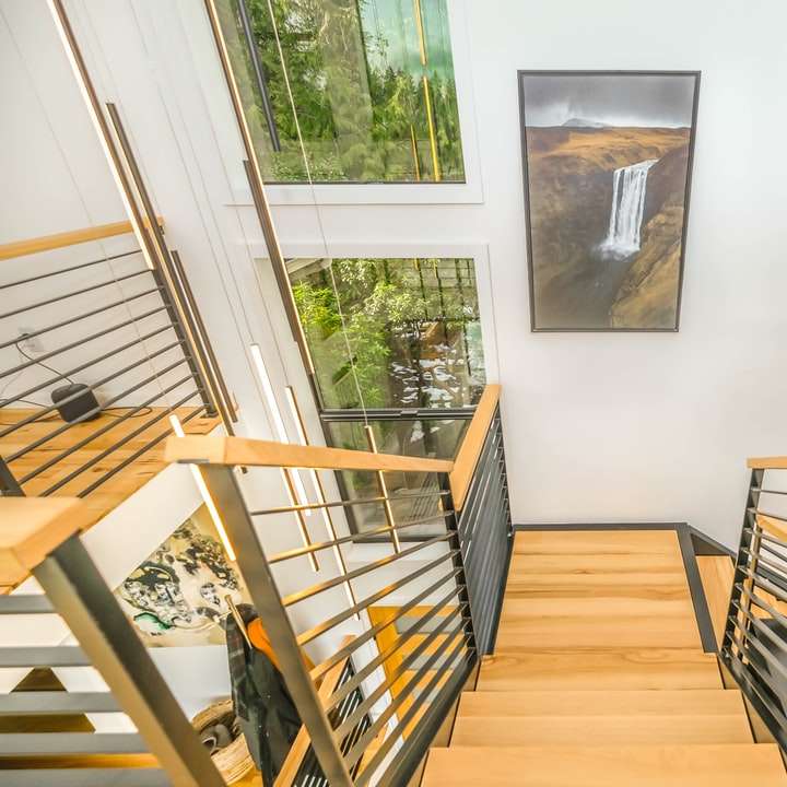 Escalera de madera marrón cerca de la pared blanca puzzle deslizante online