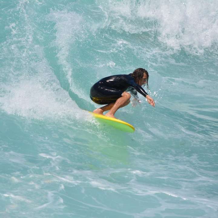 човек, сърфиращ на морски вълни през деня плъзгащ се пъзел онлайн