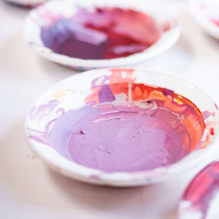 бяла и червена керамична купа плъзгащ се пъзел онлайн