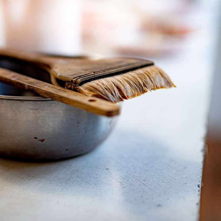 коричневая деревянная вилка на серой керамической миске онлайн-пазл