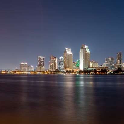 panorama města přes vodní plochu v noci online puzzle