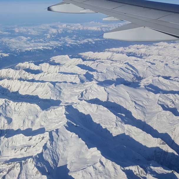 białe pokryte śniegiem góry w ciągu dnia puzzle online