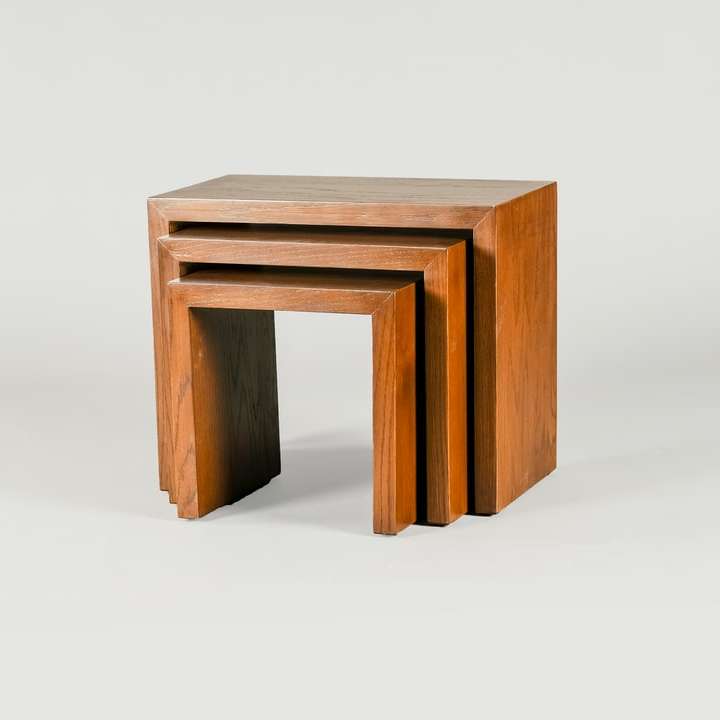 mesa de madeira marrom em fundo branco puzzle deslizante online