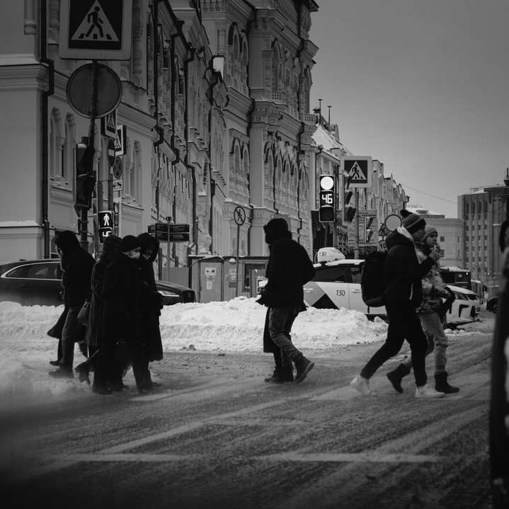 ludzie spacerujący po ulicy w fotografii w skali szarości puzzle przesuwne online