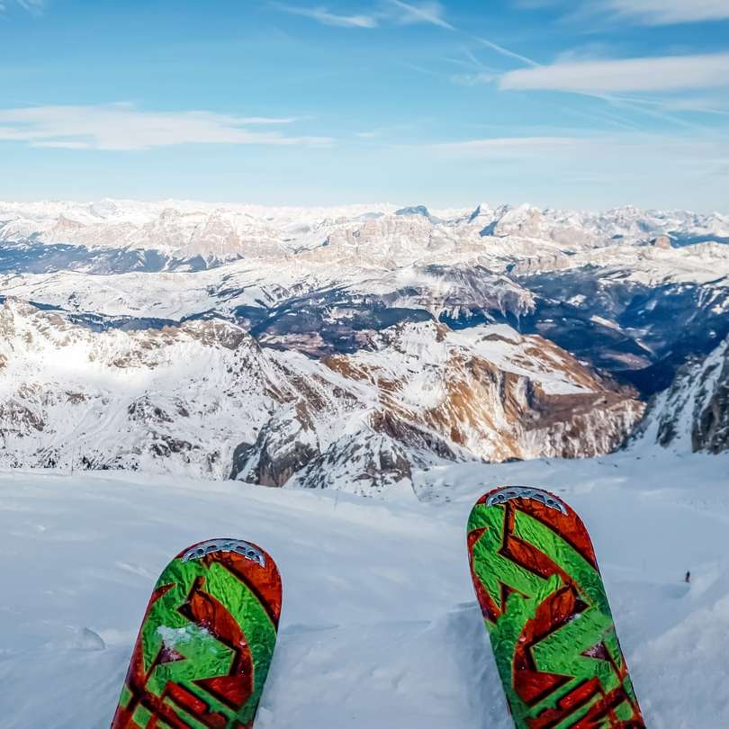 човек в розови и зелени обувки за сняг онлайн пъзел