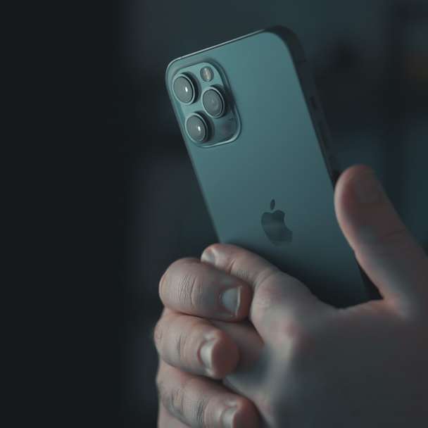 людина тримає срібний iphone 6 онлайн пазл