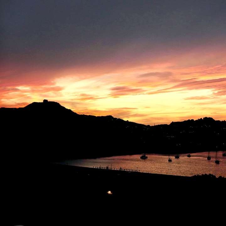 silhouet van berg tijdens zonsondergang online puzzel