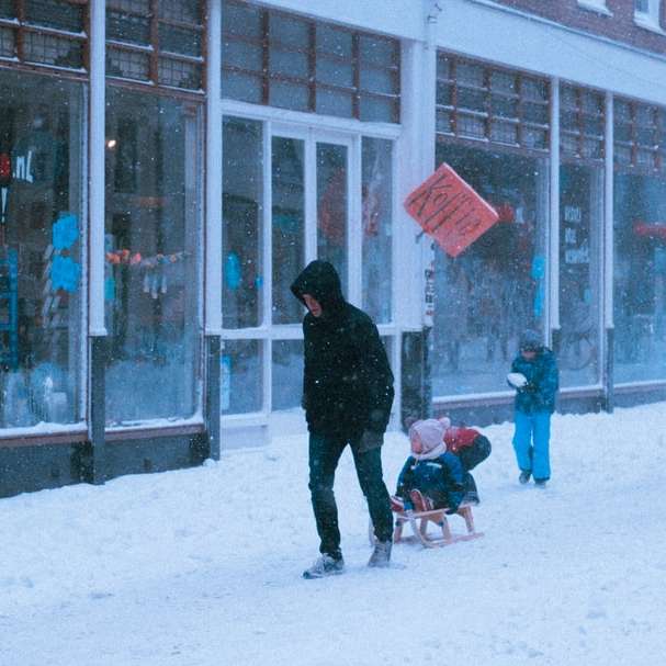 άτομα που περπατούν σε χιονισμένο έδαφος κατά τη διάρκεια της ημέρας συρόμενο παζλ online