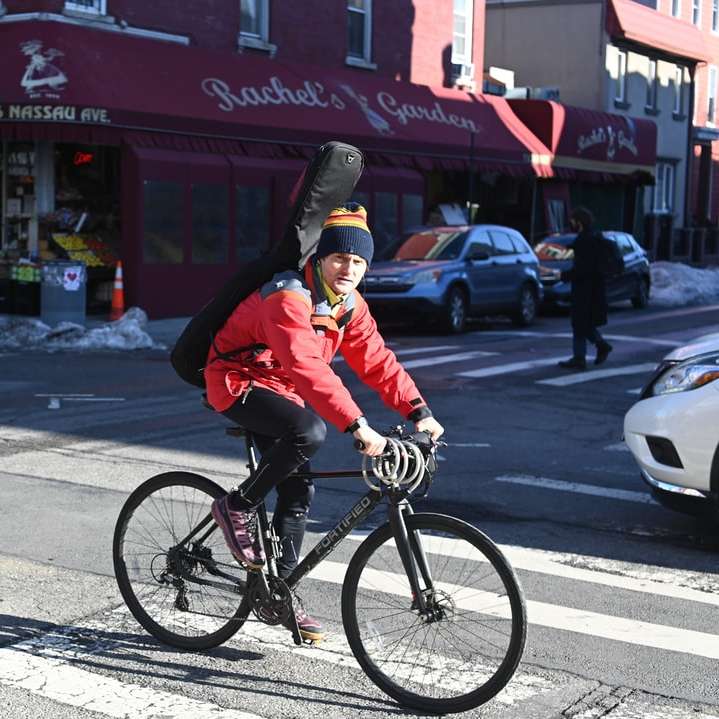 мъж в червено яке, каране на велосипед през деня плъзгащ се пъзел онлайн