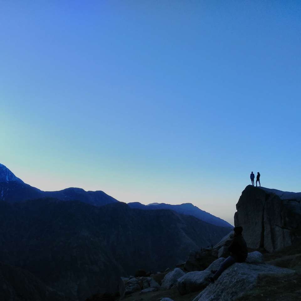 άνδρας και γυναίκα που στέκεται στην άκρη του βουνού συρόμενο παζλ online