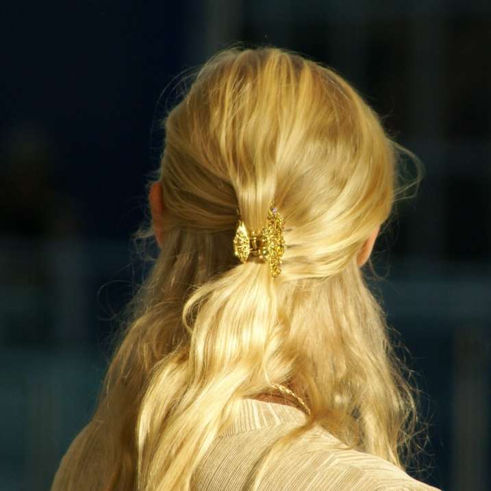 kobieta o blond włosach, ubrana w złotą koronę puzzle online