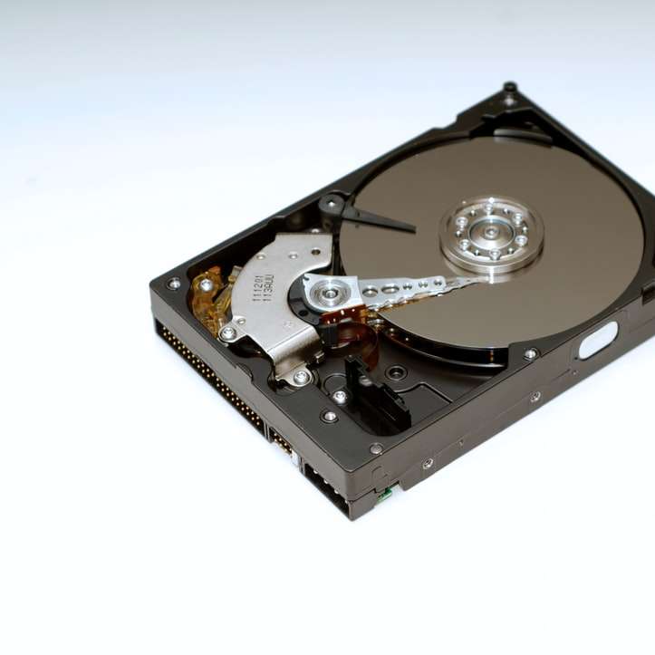 unidad de disco duro negra y plateada rompecabezas en línea