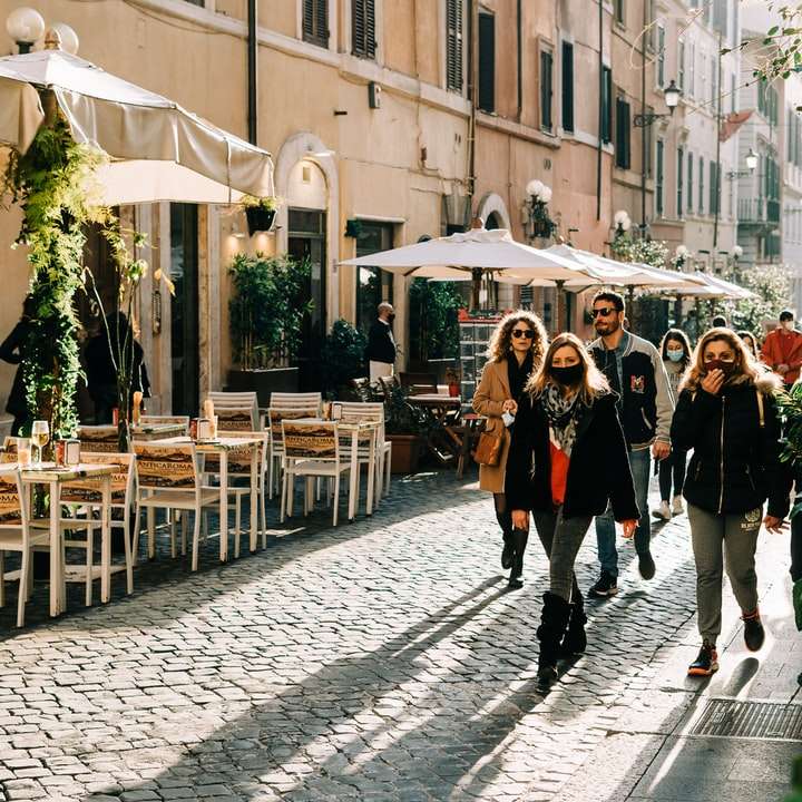хора, ходещи по тротоара през деня онлайн пъзел