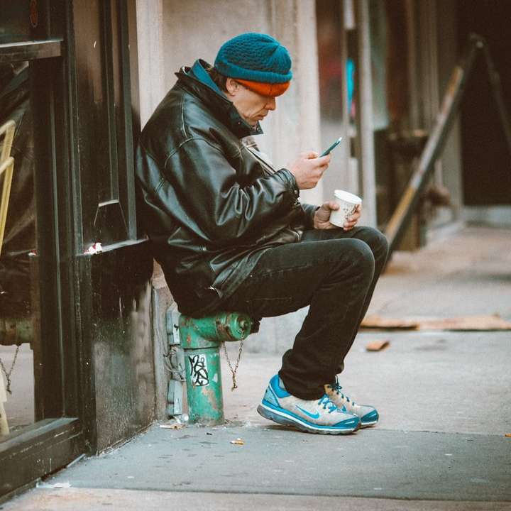 muž v černé kožené bundě a modré pletené čepici posuvné puzzle online