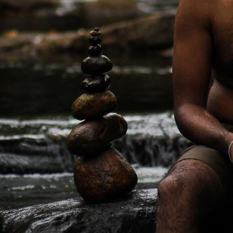 коричневі і чорні камені на воді розсувний пазл онлайн