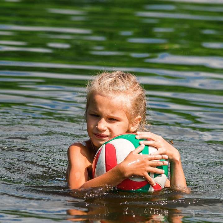 дівчина в червоно-білу смужку безрукавки грає на воді онлайн пазл