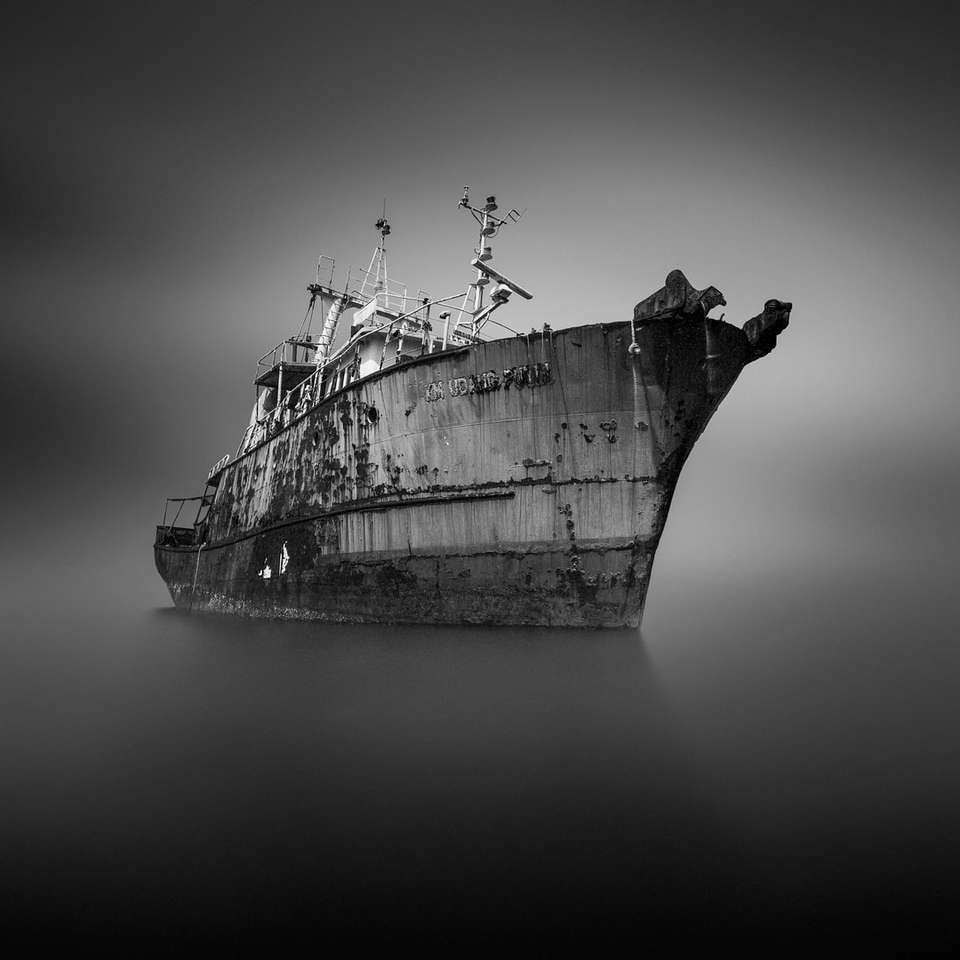 grijswaardenfoto van het schip op zee schuifpuzzel online