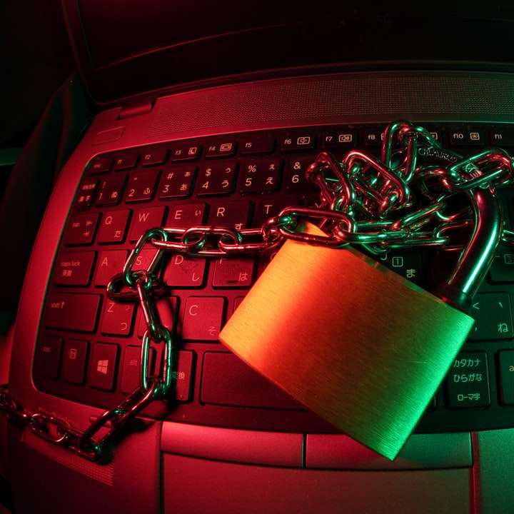 黒のコンピューターキーボードの茶色の南京錠 スライディングパズル・オンライン