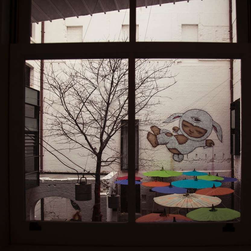 fenêtre en verre à cadre noir avec imprimé ours blanc et brun puzzle coulissant en ligne