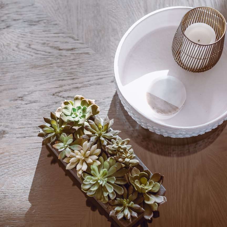 bílý keramický šálek na bílý keramický talíř posuvné puzzle online