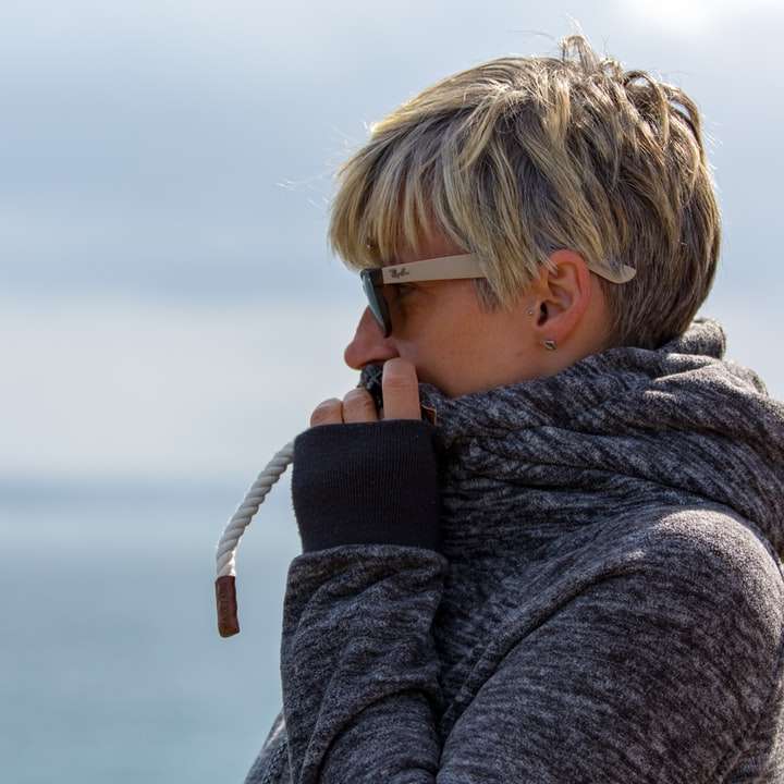 femeie în pulover gri care ține frânghia albă alunecare puzzle online
