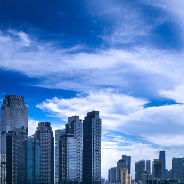 edificios de la ciudad bajo un cielo azul durante el día rompecabezas en línea